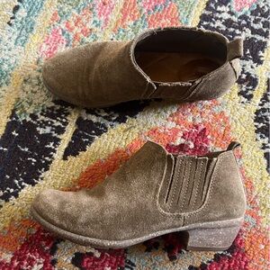 Clarks Artisan Brown Taupe Suede Size 6 M Boot Leather Pull On Ankle Women
